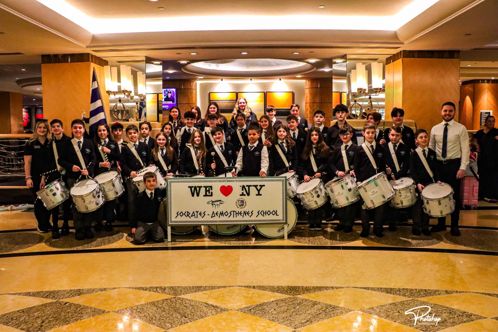 La troupe de tambours de l’École Socrates-Démosthène impressionne avec fierté les spectateurs du défilé du 25 mars à New York. 🥁🎉